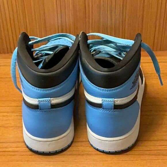 Air Jordan 1s Retro High OG- University Blue - Picture 4 of 7